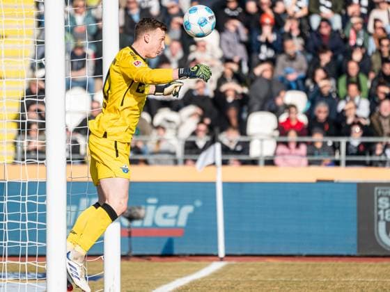 Markus Schubert (SC Paderborn 07, 30) mit einer Kopfballabwehr auf der Linie, GER, SSV Ulm 1846 vs. SC Paderborn 07, Fussball, 2. Bundesliga, Spielzeit 2024 2025, 08.02.2025, DFB DFL regulations prohibit any use of photographs as image sequences and or quasi-video. GER, SSV Ulm 1846 vs. SC Paderborn 07, Fussball, 2. Bundesliga, Spielzeit 2024 2025, 08.02.2025 Ulm