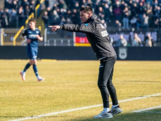 Thomas Woerle, Cheftrainer (SSV Ulm 1846) gibt seiner Mannschaft Anweisungen, GER, SSV Ulm 1846 vs. SC Paderborn 07, Fussball, 2. Bundesliga, Spielzeit 2024 2025, 08.02.2025, DFB DFL regulations prohibit any use of photographs as image sequences and or quasi-video. GER, SSV Ulm 1846 vs. SC Paderborn 07, Fussball, 2. Bundesliga, Spielzeit 2024 2025, 08.02.2025 Ulm