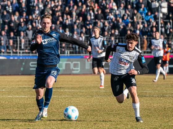 Maurice Krattenmacher (SSV Ulm 1846, 30) im Laufduell mit Tjark Scheller (SC Paderborn 07, 25), GER, SSV Ulm 1846 vs. SC Paderborn 07, Fussball, 2. Bundesliga, Spielzeit 2024 2025, 08.02.2025, DFB DFL regulations prohibit any use of photographs as image sequences and or quasi-video. GER, SSV Ulm 1846 vs. SC Paderborn 07, Fussball, 2. Bundesliga, Spielzeit 2024 2025, 08.02.2025 Ulm