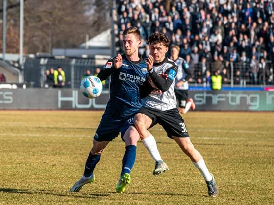 Maurice Krattenmacher (SSV Ulm 1846, 30) im Zweikampf mit Tjark Scheller (SC Paderborn 07, 25), GER, SSV Ulm 1846 vs. SC Paderborn 07, Fussball, 2. Bundesliga, Spielzeit 2024 2025, 08.02.2025, DFB DFL regulations prohibit any use of photographs as image sequences and or quasi-video. GER, SSV Ulm 1846 vs. SC Paderborn 07, Fussball, 2. Bundesliga, Spielzeit 2024 2025, 08.02.2025 Ulm