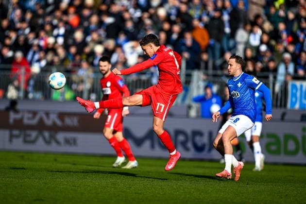 Frederik Schmahl (SV 07 Elversberg, 17) am Ball, dahinter Luca Marseiler (SV Darmstadt 98, 08), GER, SV Darmstadt 98 vs. SV Elversberg, Fussball, 2. Bundesliga, 21. Spieltag, Saison 2024 2025, 08.02.2025. DFL REGULATIONS PROHIBIT ANY USE OF PHOTOGRAPHS as IMAGE SEQUENCES and or QUASI-VIDEO. GER, SV Darmstadt 98 vs. SV Elversberg, Fussball, 2. Bundesliga, 21. Spieltag, Saison 2024 2025, 08.02.2025. Darmstadt