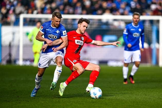 Tom Zimmerschied (SV 07 Elversberg, 29) im Zweikampf mit Marco Thiede (SV Darmstadt 98, 13), GER, SV Darmstadt 98 vs. SV Elversberg, Fussball, 2. Bundesliga, 21. Spieltag, Saison 2024 2025, 08.02.2025. DFL REGULATIONS PROHIBIT ANY USE OF PHOTOGRAPHS as IMAGE SEQUENCES and or QUASI-VIDEO. GER, SV Darmstadt 98 vs. SV Elversberg, Fussball, 2. Bundesliga, 21. Spieltag, Saison 2024 2025, 08.02.2025. Darmstadt