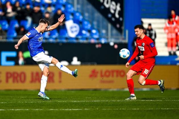 Marco Thiede (SV Darmstadt 98, 13) im Zweikampf mit Fisnik Asllani (SV 07 Elversberg, 10), GER, SV Darmstadt 98 vs. SV Elversberg, Fussball, 2. Bundesliga, 21. Spieltag, Saison 2024 2025, 08.02.2025. DFL REGULATIONS PROHIBIT ANY USE OF PHOTOGRAPHS as IMAGE SEQUENCES and or QUASI-VIDEO. GER, SV Darmstadt 98 vs. SV Elversberg, Fussball, 2. Bundesliga, 21. Spieltag, Saison 2024 2025, 08.02.2025. Darmstadt