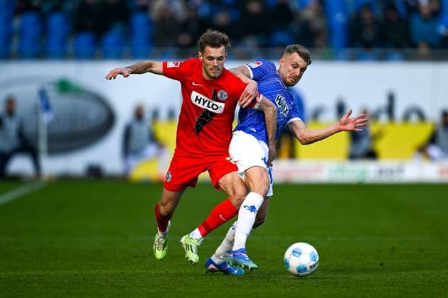 Tom Zimmerschied (SV 07 Elversberg, 29) im Zweikampf mit Marco Thiede (SV Darmstadt 98, 13), GER, SV Darmstadt 98 vs. SV Elversberg, Fussball, 2. Bundesliga, 21. Spieltag, Saison 2024 2025, 08.02.2025. DFL REGULATIONS PROHIBIT ANY USE OF PHOTOGRAPHS as IMAGE SEQUENCES and or QUASI-VIDEO. GER, SV Darmstadt 98 vs. SV Elversberg, Fussball, 2. Bundesliga, 21. Spieltag, Saison 2024 2025, 08.02.2025. Darmstadt