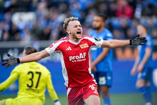 Torschütze Benedict Hollerbach (Union, 16), Spieler vom 1. FC Union Berlin, jubelt über das Tor zum 0:1, Jubel, jubeln, Torjubel, Torerfolg, celebrate the goal, goal, celebration, jubelt ueber das Tor, Freuen, Freude, freut sich, optimistisch, positiv, Spielszene, Highlight, Einzelbild, Einzelfoto, Aktion, Action, 08.02.2025, Sinsheim (Deutschland), Fussball, Bundesliga, TSG 1899 Hoffenheim - 1. FC Union Berlin, DFB DFL REGULATIONS PROHIBIT ANY USE OF PHOTOGRAPHS AS IMAGE SEQUENCES AND OR QUASI-VIDEO.