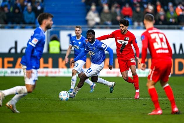 Merveille Papela (SV Darmstadt 98, 21) im Zweikampf mit Muhammed Damar (SV 07 Elversberg, 30), GER, SV Darmstadt 98 vs. SV Elversberg, Fussball, 2. Bundesliga, 21. Spieltag, Saison 2024 2025, 08.02.2025. DFL REGULATIONS PROHIBIT ANY USE OF PHOTOGRAPHS as IMAGE SEQUENCES and or QUASI-VIDEO. GER, SV Darmstadt 98 vs. SV Elversberg, Fussball, 2. Bundesliga, 21. Spieltag, Saison 2024 2025, 08.02.2025. Darmstadt