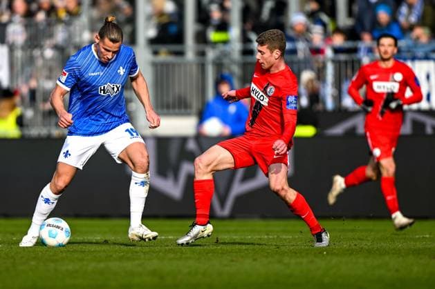 Fynn Lakenmacher (SV Darmstadt 98, 19) im Zweikampf mit Elias Baum (SV 07 Elversberg, 02), GER, SV Darmstadt 98 vs. SV Elversberg, Fussball, 2. Bundesliga, 21. Spieltag, Saison 2024 2025, 08.02.2025. DFL REGULATIONS PROHIBIT ANY USE OF PHOTOGRAPHS as IMAGE SEQUENCES and or QUASI-VIDEO. GER, SV Darmstadt 98 vs. SV Elversberg, Fussball, 2. Bundesliga, 21. Spieltag, Saison 2024 2025, 08.02.2025. Darmstadt