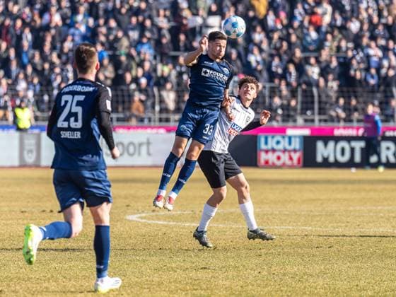 Marcel Hoffmeier (SC Paderborn 07, 33) im Kopfballduell mit Maurice Krattenmacher (SSV Ulm 1846, 30), GER, SSV Ulm 1846 vs. SC Paderborn 07, Fussball, 2. Bundesliga, Spielzeit 2024 2025, 08.02.2025, DFB DFL regulations prohibit any use of photographs as image sequences and or quasi-video. GER, SSV Ulm 1846 vs. SC Paderborn 07, Fussball, 2. Bundesliga, Spielzeit 2024 2025, 08.02.2025 Ulm