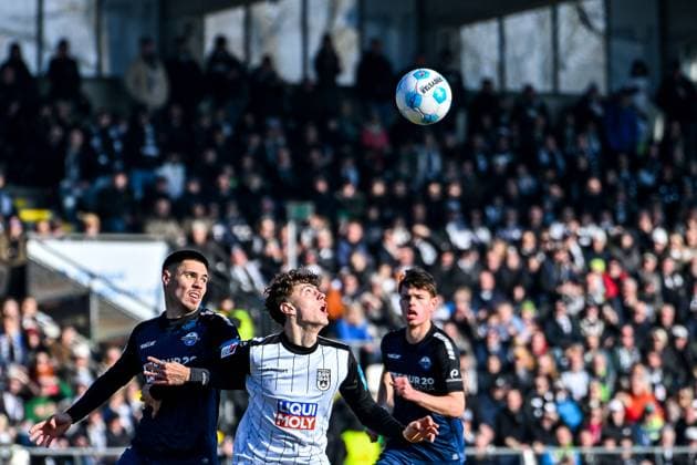 GER, 2. BL, SSV Ulm 1846 vs SC Paderborn 08.02.2025, Donaustadion, Ulm, GER, 2. BL, SSV Ulm 1846 vs SC Paderborn, im Bild Raphael Obermair (SC Paderborn, 23), Maurice Krattenmacher (SSV Ulm, 30)