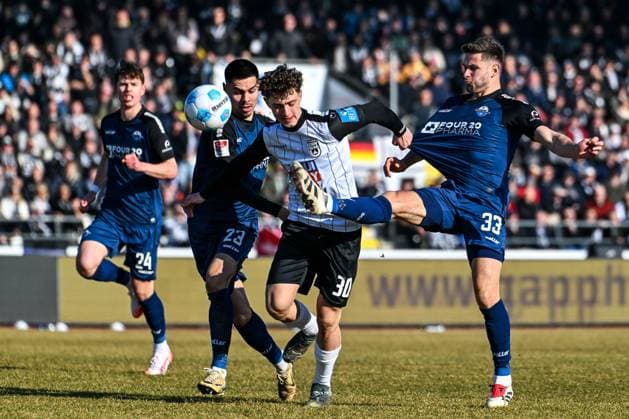 GER, 2. BL, SSV Ulm 1846 vs SC Paderborn 08.02.2025, Donaustadion, Ulm, GER, 2. BL, SSV Ulm 1846 vs SC Paderborn, im Bild Raphael Obermair (SC Paderborn, 23), Maurice Krattenmacher (SSV Ulm, 30), Marcel Hoffmeier (SC Paderborn, 33) spielt den Ball
