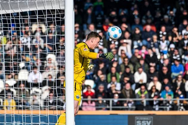 GER, 2. BL, SSV Ulm 1846 vs SC Paderborn 08.02.2025, Donaustadion, Ulm, GER, 2. BL, SSV Ulm 1846 vs SC Paderborn, im Bild Markus Schubert (SC Paderborn, 30), Kopfballabwehr vor der Torlinie