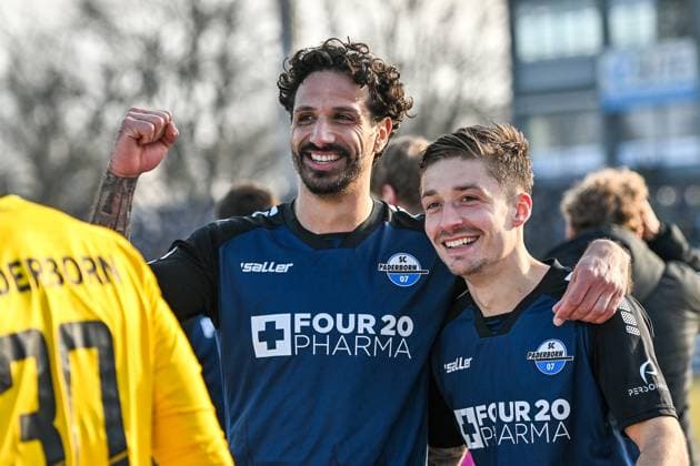 GER, 2. BL, SSV Ulm 1846 vs SC Paderborn 08.02.2025, Donaustadion, Ulm, GER, 2. BL, SSV Ulm 1846 vs SC Paderborn, im Bild Adriano Grimaldi (SC Paderborn, 39) und Marvin Mehlem (SC Paderborn, 6) nach Spielende