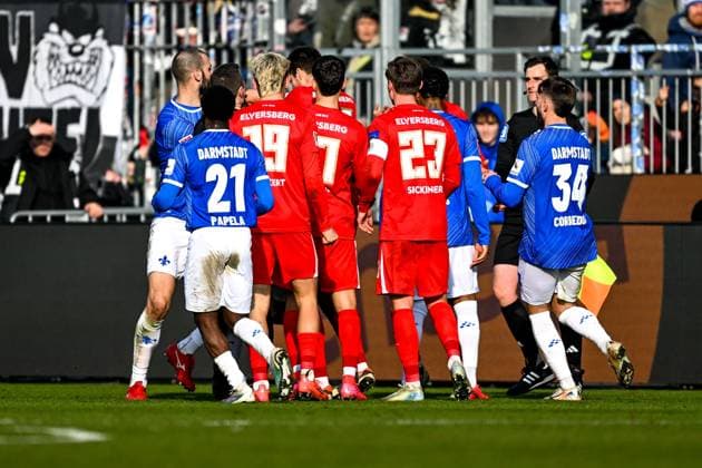 Rudelbildung, Auseinandersetzung zwischen Spieler von Darmstadt und Elversberg, GER, SV Darmstadt 98 vs. SV Elversberg, Fussball, 2. Bundesliga, 21. Spieltag, Saison 2024 2025, 08.02.2025. DFL REGULATIONS PROHIBIT ANY USE OF PHOTOGRAPHS as IMAGE SEQUENCES and or QUASI-VIDEO. GER, SV Darmstadt 98 vs. SV Elversberg, Fussball, 2. Bundesliga, 21. Spieltag, Saison 2024 2025, 08.02.2025. Darmstadt Copyright: xEibner-Pressefoto FlorianxWieganx EP_FWD
