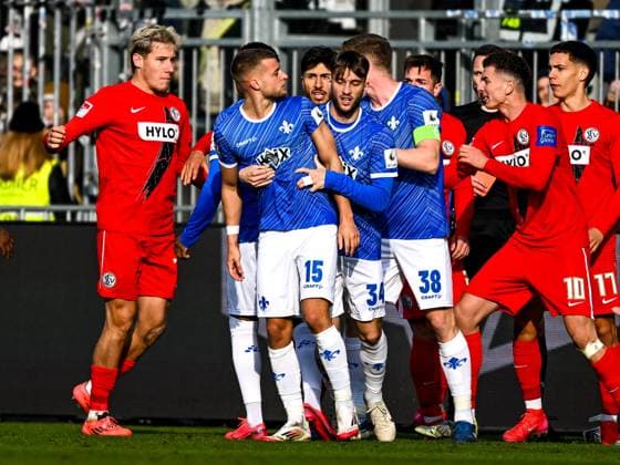Rudelbildung, Auseinandersetzung zwischen Spieler von Darmstadt und Elversberg, GER, SV Darmstadt 98 vs. SV Elversberg, Fussball, 2. Bundesliga, 21. Spieltag, Saison 2024 2025, 08.02.2025. DFL REGULATIONS PROHIBIT ANY USE OF PHOTOGRAPHS as IMAGE SEQUENCES and or QUASI-VIDEO. GER, SV Darmstadt 98 vs. SV Elversberg, Fussball, 2. Bundesliga, 21. Spieltag, Saison 2024 2025, 08.02.2025. Darmstadt Copyright: xEibner-Pressefoto FlorianxWiegandx EP_FWD