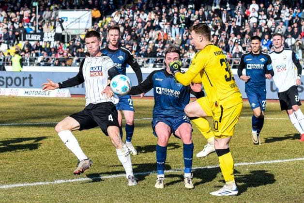 GER, 2. BL, SSV Ulm 1846 vs SC Paderborn 08.02.2025, Donaustadion, Ulm, GER, 2. BL, SSV Ulm 1846 vs SC Paderborn, im Bild Tom Gaal (SSV Ulm, 4), Felix Götze Goetze (SC Paderborn, 20), Markus Schubert (SC Paderborn, 30)
