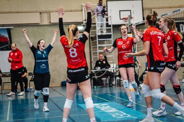 Volleyball Frauen Saison 2024 2025 2. Volleyball Bundesliga Frauen Pro ETV Hamburg vs. VCO Dresden 08.02.2025 ETV jubelt nach einem Punkt, v.l. Jana-Marie Meiser ( 1, ETV Hamburg), Zoe Konjer ( 8, ETV Hamburg), Constanze von Meyenn ( 6, ETV Hamburg), Leonie Körtzinger ( 7, ETV Hamburg), Alexa Sophie Thaden ( 15, ETV Hamburg) Hamburg Lokstedter Steindamm 52 Hamburg Deutschland