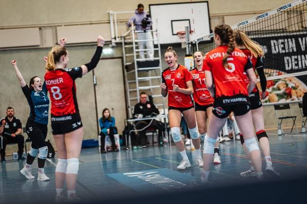 Volleyball Frauen Saison 2024 2025 2. Volleyball Bundesliga Frauen Pro ETV Hamburg vs. VCO Dresden 08.02.2025 ETV jubelt nach einem Punkt, v.l. Jana-Marie Meiser ( 1, ETV Hamburg), Zoe Konjer ( 8, ETV Hamburg), Leonie Körtzinger ( 7, ETV Hamburg), Svea Frobel ( 11, ETV Hamburg), Constanze von Meyenn ( 6, ETV Hamburg), Alexa Sophie Thaden ( 15, ETV Hamburg) Hamburg Lokstedter Steindamm 52 Hamburg Deutschland