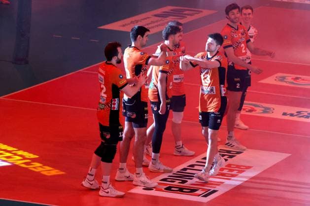 DEU, DVV, 1.VBL, BR Volleys vs. Netzhoppers KW Bestensee, 08.02.2025, Max-Schmeling-Halle, Berlin, DEU, DVV, 1.VBL, BR Volleys vs. Netzhoppers KW Bestensee, im Bild BR Volleys-Spielerkreis, Ruben Schott (BR Volleys 13) Foto: Juergen Engler nordphoto GmbH nordphotoxGmbHx xEngler nph00076