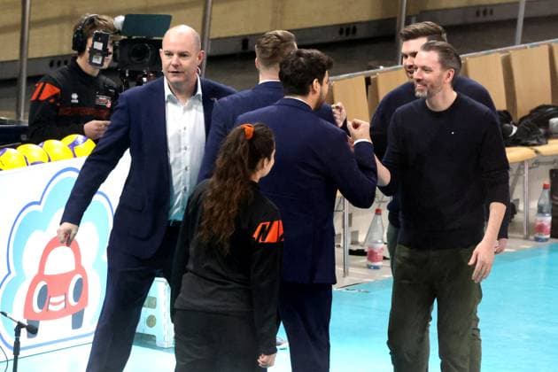 DEU, DVV, 1.VBL, BR Volleys vs. Netzhoppers KW Bestensee, 08.02.2025, Max-Schmeling-Halle, Berlin, DEU, DVV, 1.VBL, BR Volleys vs. Netzhoppers KW Bestensee, im Bild Trainer Joel Banks (BR Volleys), Trainer LIAM SKETCHER (Netzhoppers) Foto: Juergen Engler nordphoto GmbH