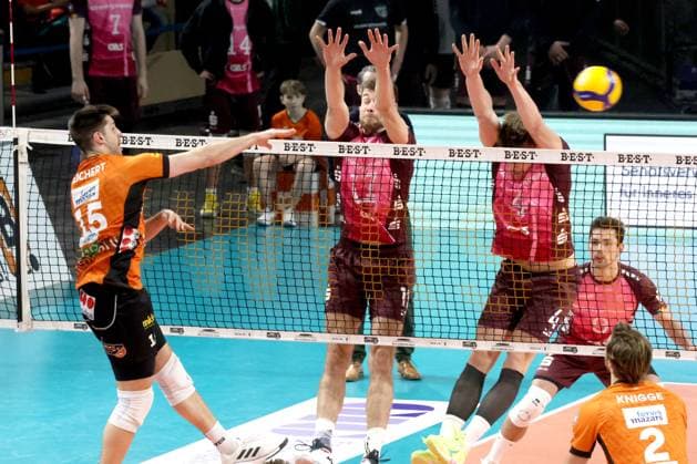 DEU, DVV, 1.VBL, BR Volleys vs. Netzhoppers KW Bestensee, 08.02.2025, Max-Schmeling-Halle, Berlin, DEU, DVV, 1.VBL, BR Volleys vs. Netzhoppers KW Bestensee, im Bild Moritz Reichert (BR Volleys 15), YANN BOEHME (Netzhoppers 17), ODIN GNILITZA (Netzhoppers 4) Foto: Juergen Engler nordphoto GmbH