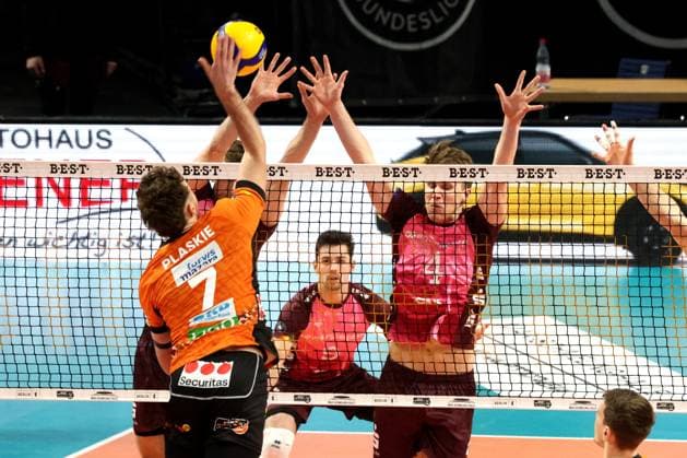 DEU, DVV, 1.VBL, BR Volleys vs. Netzhoppers KW Bestensee, 08.02.2025, Max-Schmeling-Halle, Berlin, DEU, DVV, 1.VBL, BR Volleys vs. Netzhoppers KW Bestensee, im Bild Simon Plaskie (BR Volleys 7), ODIN GNILITZA (Netzhoppers 4), YANN BOEHME (Netzhoppers 17) Foto: Juergen Engler nordphoto GmbH