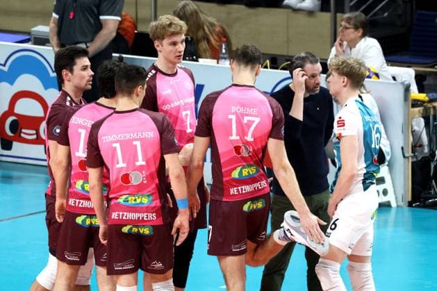 DEU, DVV, 1.VBL, BR Volleys vs. Netzhoppers KW Bestensee, 08.02.2025, Max-Schmeling-Halle, Berlin, DEU, DVV, 1.VBL, BR Volleys vs. Netzhoppers KW Bestensee, im Bild Netzhoppers-Spielerkreis, Trainer LIAM SKETCHER (Netzhoppers) Foto: Juergen Engler nordphoto GmbH