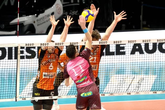 DEU, DVV, 1.VBL, BR Volleys vs. Netzhoppers KW Bestensee, 08.02.2025, Max-Schmeling-Halle, Berlin, DEU, DVV, 1.VBL, BR Volleys vs. Netzhoppers KW Bestensee, im Bild Johannes Tille (BR Volleys 6), Tobias Krick (BR Volleys 21), Theo Timmermann (Netzhoppers 11) Foto: Juergen Engler nordphoto GmbH