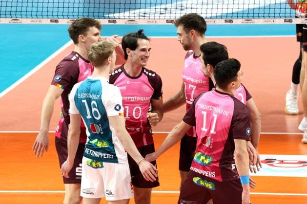 DEU, DVV, 1.VBL, BR Volleys vs. Netzhoppers KW Bestensee, 08.02.2025, Max-Schmeling-Halle, Berlin, DEU, DVV, 1.VBL, BR Volleys vs. Netzhoppers KW Bestensee, im Bild Netzhoppers-Spielerkreis Foto: Juergen Engler nordphoto GmbH
