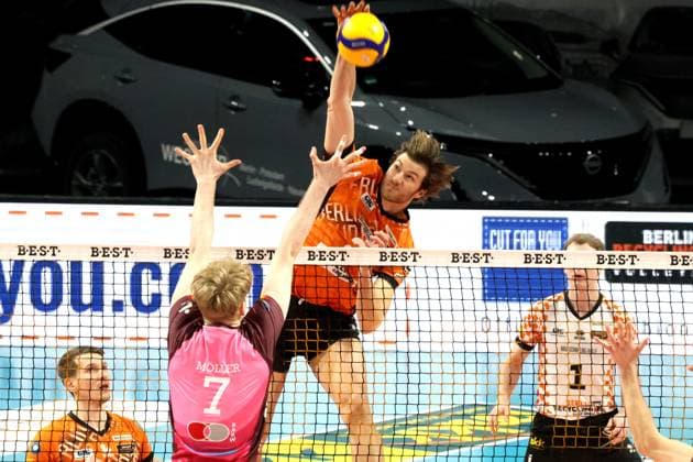 DEU, DVV, 1.VBL, BR Volleys vs. Netzhoppers KW Bestensee, 08.02.2025, Max-Schmeling-Halle, Berlin, DEU, DVV, 1.VBL, BR Volleys vs. Netzhoppers KW Bestensee, im Bild Matthew Knigge (BR Volleys 2), CARL MOELLER (Netzhoppers 7) Foto: Juergen Engler nordphoto GmbH