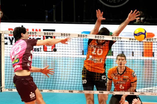 DEU, DVV, 1.VBL, BR Volleys vs. Netzhoppers KW Bestensee, 08.02.2025, Max-Schmeling-Halle, Berlin, DEU, DVV, 1.VBL, BR Volleys vs. Netzhoppers KW Bestensee, im Bild Daniel Malescha (BR Volleys 10), Johannes Tille (BR Volleys 6), LINUS JONAS ENGELMAN (Netzhoppers 10) Foto: Juergen Engler nordphoto GmbH