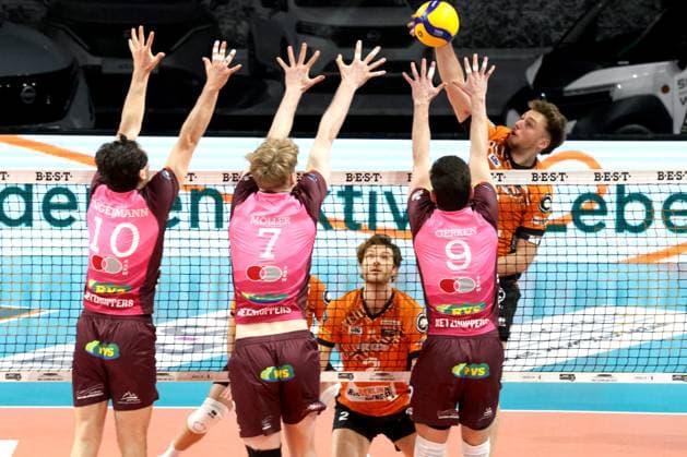DEU, DVV, 1.VBL, BR Volleys vs. Netzhoppers KW Bestensee, 08.02.2025, Max-Schmeling-Halle, Berlin, DEU, DVV, 1.VBL, BR Volleys vs. Netzhoppers KW Bestensee, im Bild Simon Plaskie (BR Volleys 7), Matthew Knigge (BR Volleys 2), LINUS JONAS ENGELMAN (Netzhoppers 10), CARL MOELLER (Netzhoppers 7), HANNES GERKEN(Netzhoppers 9) Foto: Juergen Engler nordphoto GmbH