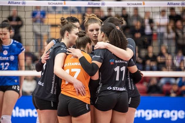 Hyke Lyklema (Ladies in Black Aachen, 04), (Mitte) mit Team GER, Allianz MTV Stuttgart - Ladies in Black Aachen, Volleyball Bundesliga, VBL, Spielzeit 2024 2025, 08.02.2025 GER, Allianz MTV Stuttgart - Ladies in Black Aachen, Volleyball Bundesliga, VBL, Spielzeit 2024 2025, 08.02.2025 Stuttgart Copyright: xSandyxDinkelackerx EP_SDR