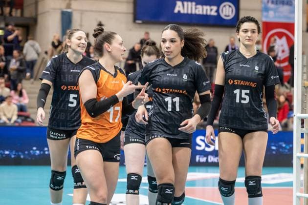 Kacey Jost (Ladies in Black Aachen, 17), Jasmine Rivest (Ladies in Black Aachen, 11) Sophia Fallah (Ladies in Black Aachen, 15) - sichtlich enttaeuscht GER, Allianz MTV Stuttgart - Ladies in Black Aachen, Volleyball Bundesliga, VBL, Spielzeit 2024 2025, 08.02.2025 GER, Allianz MTV Stuttgart - Ladies in Black Aachen, Volleyball Bundesliga, VBL, Spielzeit 2024 2025, 08.02.2025 Stuttgart Copyright: xSandyxDinkelackerx EP_SDR