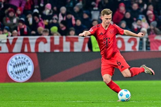GER, Bayern, Muenchen, Fussball, FC Bayern Muenchen - SV Werder Bremen, in der Allianz Arena, Muenchen, Bundesliga, 21. Spieltag, 07.02.25, v.l. Joshua Kimmich (FC Bayern Muenchen, 6), im Portrait, Pass, Schuss, DFL DFB regulations prohibit any use of photographs as image sequences and or quasi-video, Copyright: HMB-Media MichaelxNibel