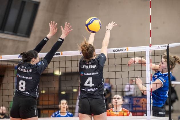 Cara McKenzie (Ladies in Black Aachen, 08) und Hyke Lyklema (Ladies in Black Aachen, 04) versuchen Ball von 10lib zu blocken GER, Allianz MTV Stuttgart - Ladies in Black Aachen, Volleyball Bundesliga, VBL, Spielzeit 2024 2025, 08.02.2025 GER, Allianz MTV Stuttgart - Ladies in Black Aachen, Volleyball Bundesliga, VBL, Spielzeit 2024 2025, 08.02.2025 Stuttgart Copyright: xSandyxDinkelackerx EP_SDR