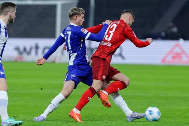 Michael Cuisance (Hertha BSC Berlin) und Erik Wekesser (1. FC Kaiserslautern) kaempfen um den Ball, 2. Bundesliga, Hertha BSC vs 1. FC Kaiserslautern, Olympiastadion am 08. February 2025 in Berlin, Deutschland. (Foto von Marco Steinbrenner DeFodi Images) Michael Cuisance (Hertha BSC Berlin) und Erik Wekesser (1. FC Kaiserslautern) battle for the ball, 2. Bundesliga, Hertha BSC vs 1. FC Kaiserslautern, Olympiastadion, February 8, 2025 in Berlin, Germany. (Photo by Marco Steinbrenner DeFodi Images) DFB DFL REGULATIONS PROHIBIT ANY USE OF PHOTOGRAPHS AS IMAGE SEQUENCES AND OR QUASI-VIDEO. Defodi-700_berlin_fck_20250208_013