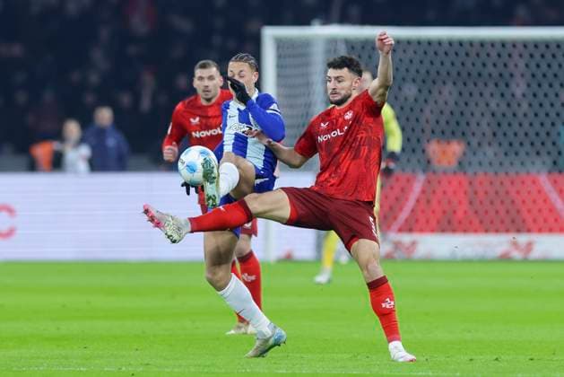 Derry Scherhant (Hertha BSC Berlin) und Maximilian Bauer (1. FC Kaiserslautern) kaempfen um den Ball, 2. Bundesliga, Hertha BSC vs 1. FC Kaiserslautern, Olympiastadion am 08. February 2025 in Berlin, Deutschland. (Foto von Marco Steinbrenner DeFodi Images) Derry Scherhant (Hertha BSC Berlin) und Maximilian Bauer (1. FC Kaiserslautern) battle for the ball, 2. Bundesliga, Hertha BSC vs 1. FC Kaiserslautern, Olympiastadion, February 8, 2025 in Berlin, Germany. (Photo by Marco Steinbrenner DeFodi Images) DFB DFL REGULATIONS PROHIBIT ANY USE OF PHOTOGRAPHS AS IMAGE SEQUENCES AND OR QUASI-VIDEO. Defodi-700_berlin_fck_20250208_015