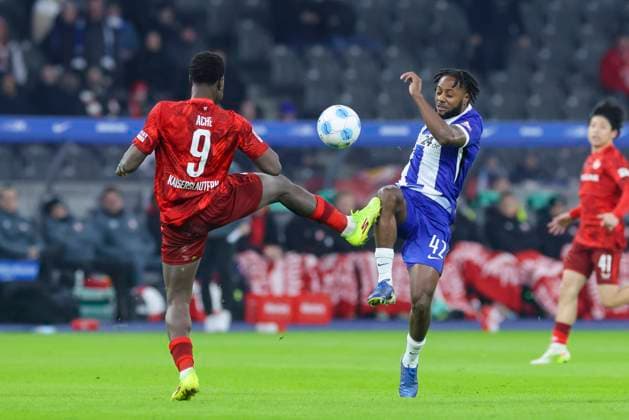 Ragnar Ache (1. FC Kaiserslautern) und Deyovaisio Zeefuik (Hertha BSC Berlin) , 2. Bundesliga, Hertha BSC vs 1. FC Kaiserslautern, Olympiastadion am 08. February 2025 in Berlin, Deutschland. (Foto von Marco Steinbrenner DeFodi Images) Ragnar Ache (1. FC Kaiserslautern) und Deyovaisio Zeefuik (Hertha BSC Berlin) , 2. Bundesliga, Hertha BSC vs 1. FC Kaiserslautern, Olympiastadion, February 8, 2025 in Berlin, Germany. (Photo by Marco Steinbrenner DeFodi Images) DFB DFL REGULATIONS PROHIBIT ANY USE OF PHOTOGRAPHS AS IMAGE SEQUENCES AND OR QUASI-VIDEO. Defodi-700_berlin_fck_20250208_018
