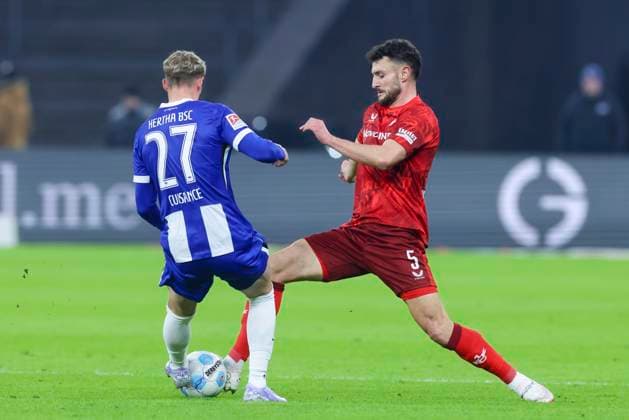 Sport Bilder des Tages Michael Cuisance (Hertha BSC Berlin) und Maximilian Bauer (1. FC Kaiserslautern) kaempfen um den Ball, 2. Bundesliga, Hertha BSC vs 1. FC Kaiserslautern, Olympiastadion am 08. February 2025 in Berlin, Deutschland. (Foto von Marco Steinbrenner DeFodi Images) Michael Cuisance (Hertha BSC Berlin) und Maximilian Bauer (1. FC Kaiserslautern) battle for the ball, 2. Bundesliga, Hertha BSC vs 1. FC Kaiserslautern, Olympiastadion, February 8, 2025 in Berlin, Germany. (Photo by Marco Steinbrenner DeFodi Images) DFB DFL REGULATIONS PROHIBIT ANY USE OF PHOTOGRAPHS AS IMAGE SEQUENCES AND OR QUASI-VIDEO. Defodi-700_berlin_fck_20250208_019