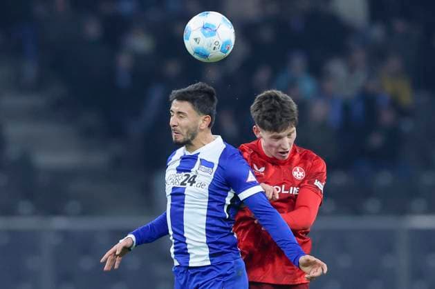 Kevin Sessa (Hertha BSC Berlin) und Leon Robinson (1. FC Kaiserslautern) kaempfen um den Ball, 2. Bundesliga, Hertha BSC vs 1. FC Kaiserslautern, Olympiastadion am 08. February 2025 in Berlin, Deutschland. (Foto von Marco Steinbrenner DeFodi Images) Kevin Sessa (Hertha BSC Berlin) und Leon Robinson (1. FC Kaiserslautern) battle for the ball, 2. Bundesliga, Hertha BSC vs 1. FC Kaiserslautern, Olympiastadion, February 8, 2025 in Berlin, Germany. (Photo by Marco Steinbrenner DeFodi Images) DFB DFL REGULATIONS PROHIBIT ANY USE OF PHOTOGRAPHS AS IMAGE SEQUENCES AND OR QUASI-VIDEO. Defodi-700_berlin_fck_20250208_021