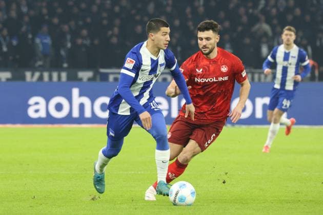DEU, DFL, 2. FBL, Hertha BSC vs. Kaiserslautern, 08.02.2025, Berliner Olympiastadion, Berlin, DEU, DFL, 2. FBL, Hertha BSC vs. Kaiserslautern, im Bild Ibrahim Maza (Hertha BSC Berlin 10), Maximilian Bauer (1.FC Kaiserslautern 5) DFL - regulations prohibit any use of Photographs as image sequences and or quasi-video Foto: Juergen Engler nordphoto GmbH