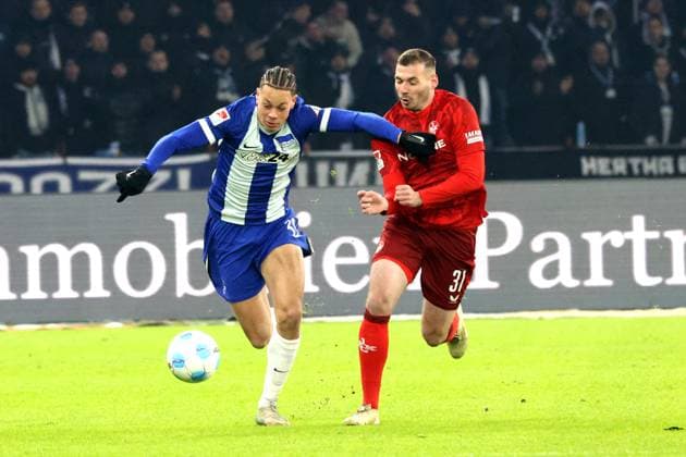 DEU, DFL, 2. FBL, Hertha BSC vs. Kaiserslautern, 08.02.2025, Berliner Olympiastadion, Berlin, DEU, DFL, 2. FBL, Hertha BSC vs. Kaiserslautern, im Bild Derry Scherhant (Hertha BSC Berlin 39), Luca Sirch (1.FC Kaiserslautern 31) DFL - regulations prohibit any use of Photographs as image sequences and or quasi-video Foto: Juergen Engler nordphoto GmbH