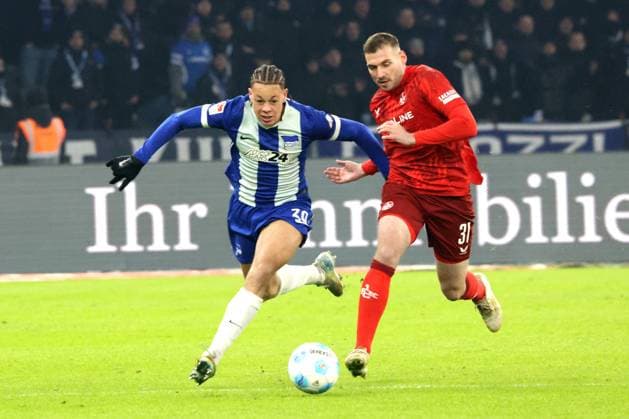 DEU, DFL, 2. FBL, Hertha BSC vs. Kaiserslautern, 08.02.2025, Berliner Olympiastadion, Berlin, DEU, DFL, 2. FBL, Hertha BSC vs. Kaiserslautern, im Bild Derry Scherhant (Hertha BSC Berlin 39), Luca Sirch (1.FC Kaiserslautern 31) DFL - regulations prohibit any use of Photographs as image sequences and or quasi-video Foto: Juergen Engler nordphoto GmbH
