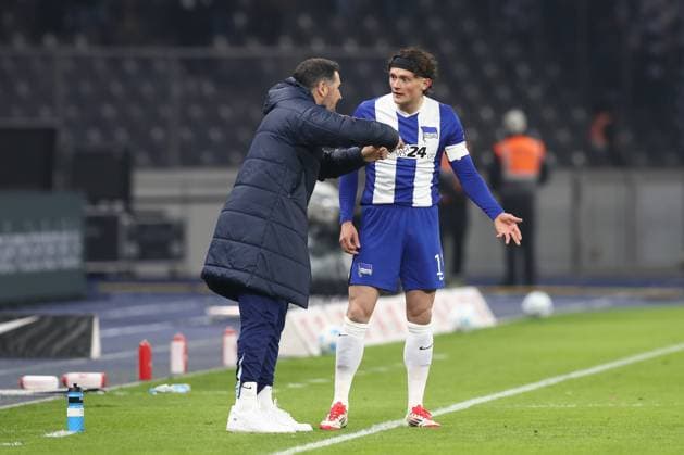08.02.2025, xtgx, Fussball 2. Bundesliga, Hertha BSC Berlin - 1. FC Kaiserslautern emspor, v.l. Cristian Fiel (Hertha, Trainer), Fabian Reese (Hertha, 11) gibt Anweisungen, gestikuliert mit den Armen, gesticulate, gives instructions (DFL DFB REGULATIONS PROHIBIT ANY USE OF PHOTOGRAPHS as IMAGE SEQUENCES and or QUASI-VIDEO) Berlin