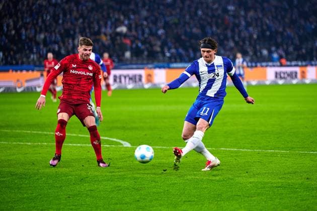 Jan Elvedi (1. FC Kaiserslautern, 33), Fabian Reese (Hertha BSC, 11), GER, Hertha BSC vs. 1. FC Kaiserslautern, Fussball Herren, 2. Bundesliga, Saison 2024 2025, 21. Spieltag, 08.02.2025 (DFL REGULATIONS PROHIBIT ANY USE OF PHOTOGRAPHS AS IMAGE SEQUENCES AND OR QUASI - VIDEO). GER, Hertha BSC vs. 1. FC Kaiserslautern, Fussball Herren, 2. Bundesliga, Saison 2024 2025, 21. Spieltag, 08.02.2025 Berlin