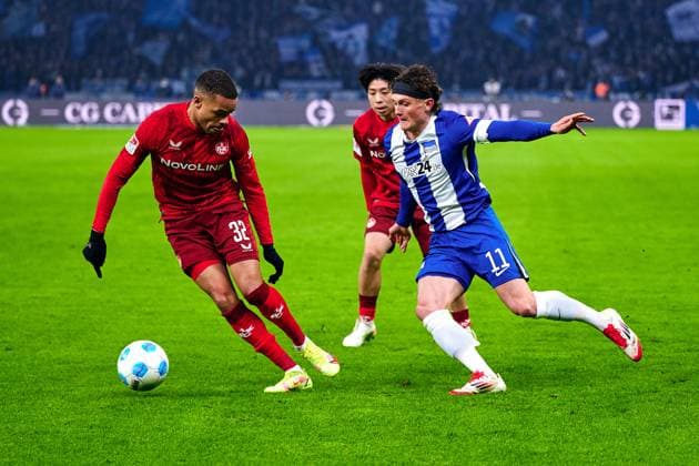 Jan Gyamerah (1. FC Kaiserslautern, 32), Daisuke Yokota (1. FC Kaiserslautern, 41), Fabian Reese (Hertha BSC, 11), GER, Hertha BSC vs. 1. FC Kaiserslautern, Fussball Herren, 2. Bundesliga, Saison 2024 2025, 21. Spieltag, 08.02.2025 (DFL REGULATIONS PROHIBIT ANY USE OF PHOTOGRAPHS AS IMAGE SEQUENCES AND OR QUASI - VIDEO). GER, Hertha BSC vs. 1. FC Kaiserslautern, Fussball Herren, 2. Bundesliga, Saison 2024 2025, 21. Spieltag, 08.02.2025 Berlin