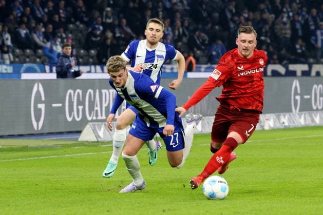 DEU, DFL, 2. FBL, Hertha BSC vs. Kaiserslautern, 08.02.2025, Berliner Olympiastadion, Berlin, DEU, DFL, 2. FBL, Hertha BSC vs. Kaiserslautern, im Bild Michael Cuisance (Hertha BSC Berlin 27), Jonjoe Kenny (Hertha BSC Berlin 16), Marlon Ritter (1.FC Kaiserslautern 7) DFL - regulations prohibit any use of Photographs as image sequences and or quasi-video Foto: Juergen Engler nordphoto GmbH