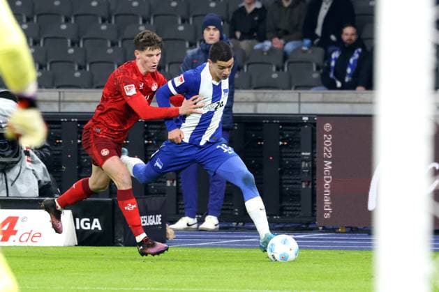DEU, DFL, 2. FBL, Hertha BSC vs. Kaiserslautern, 08.02.2025, Berliner Olympiastadion, Berlin, DEU, DFL, 2. FBL, Hertha BSC vs. Kaiserslautern, im Bild Ibrahim Maza (Hertha BSC Berlin 10), Leon Robinson (1.FC Kaiserslautern 37) DFL - regulations prohibit any use of Photographs as image sequences and or quasi-video Foto: Juergen Engler nordphoto GmbH