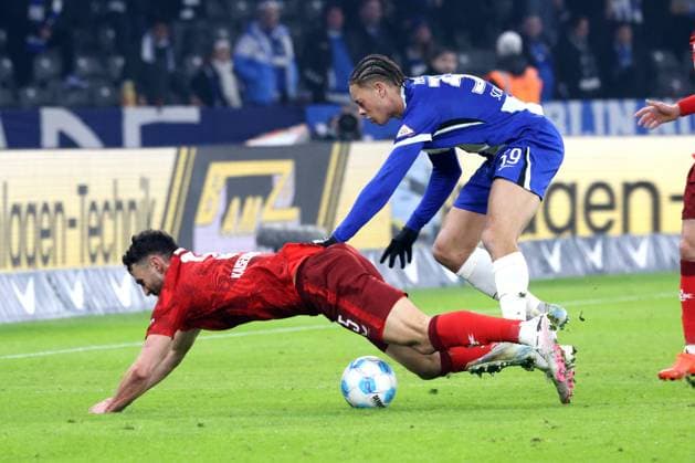 DEU, DFL, 2. FBL, Hertha BSC vs. Kaiserslautern, 08.02.2025, Berliner Olympiastadion, Berlin, DEU, DFL, 2. FBL, Hertha BSC vs. Kaiserslautern, im Bild Derry Scherhant (Hertha BSC Berlin 39), Maximilian Bauer (1.FC Kaiserslautern 5) DFL - regulations prohibit any use of Photographs as image sequences and or quasi-video Foto: Juergen Engler nordphoto GmbH