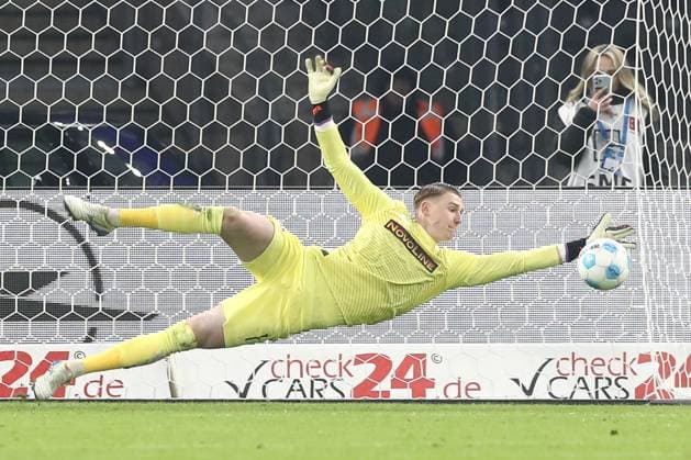 08.02.2025, xtgx, Fussball 2. Bundesliga, Hertha BSC Berlin - 1. FC Kaiserslautern emspor, v.l. Julian Krahl (Kaiserslautern, 1) hält gegen Fabian Reese (Hertha, 11), Parade, haelt den Ball, faengt den Ball, pariert, schiesst den Ball aufs Tor, Torschuss, Schuss (DFL DFB REGULATIONS PROHIBIT ANY USE OF PHOTOGRAPHS as IMAGE SEQUENCES and or QUASI-VIDEO) Berlin